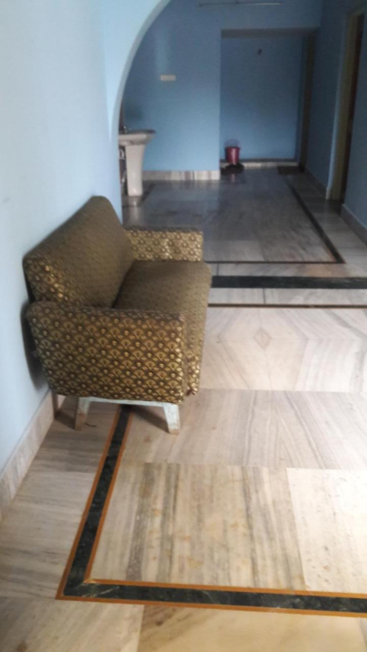 Shanti Guesthouse บูบันเนสชวาร์ ภายนอก รูปภาพ